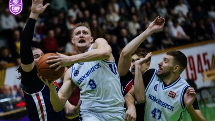 "Новосибирск" обыгрывает "Барнаул"
