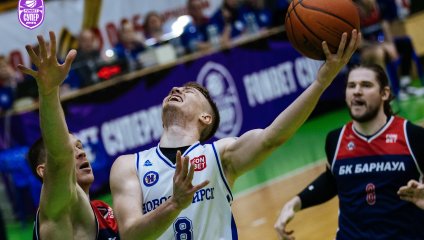 "Новосибирск" обыгрывает "Барнаул"