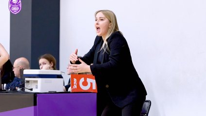 "Львицы" обыграли лидера