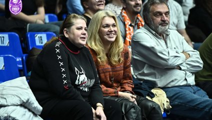 Сине-бело-голубые обыгрывают «Новосибирск» при родных трибунах