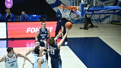 Сине-бело-голубые обыгрывают «Новосибирск» при родных трибунах