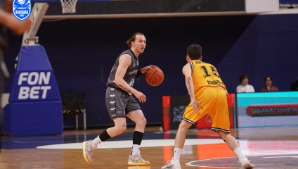 Химчане дали бой лидеру, но уступили в концовке