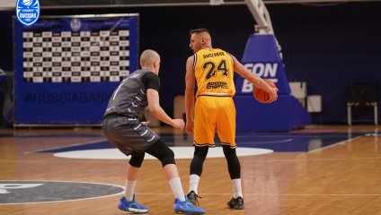 Химчане дали бой лидеру, но уступили в концовке