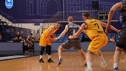 Химчане дали бой лидеру, но уступили в концовке