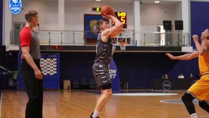 Химчане дали бой лидеру, но уступили в концовке