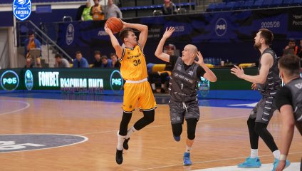 Химчане дали бой лидеру, но уступили в концовке