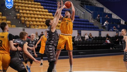 Химчане дали бой лидеру, но уступили в концовке