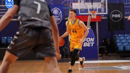 Химчане дали бой лидеру, но уступили в концовке