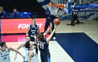 Сине-бело-голубые обыгрывают «Новосибирск» при родных трибунах