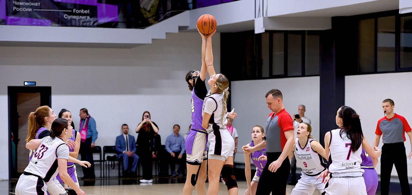 "Львицы" обыграли лидера