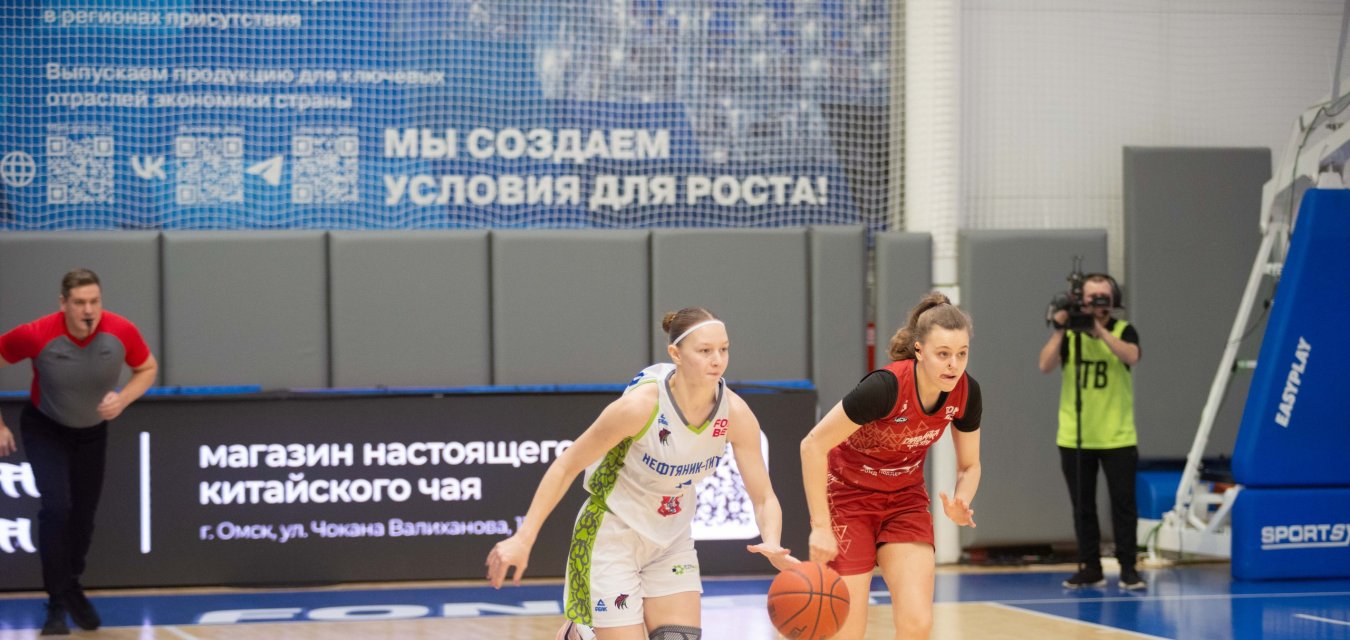 «Нефтяник-Титан-2» обыгрывает лидера